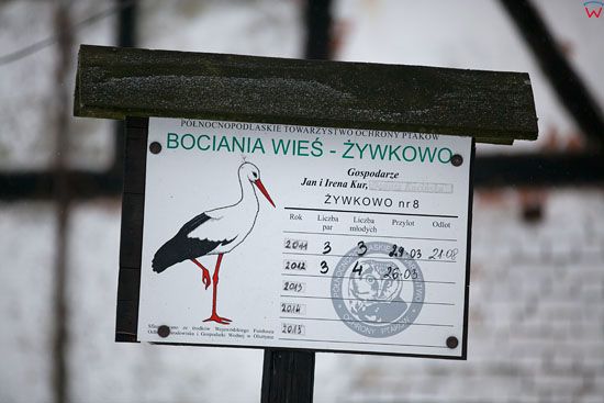 Tablica informacyjna w bocianiej wsi w Zywkowie.
